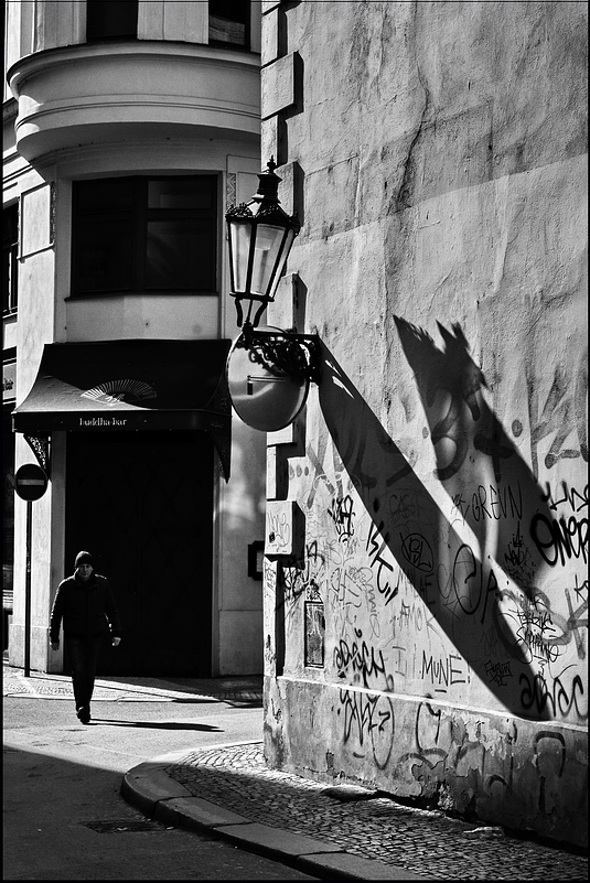 photo "Hа углу улицы" tags: black&white, Prag, Prague, Praha