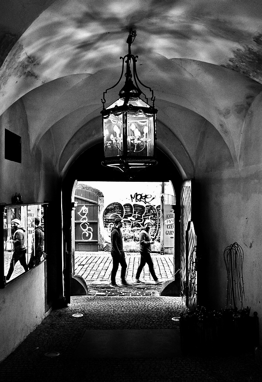 photo "Въезд и фигуры" tags: black&white, Prag, Prague, Praha