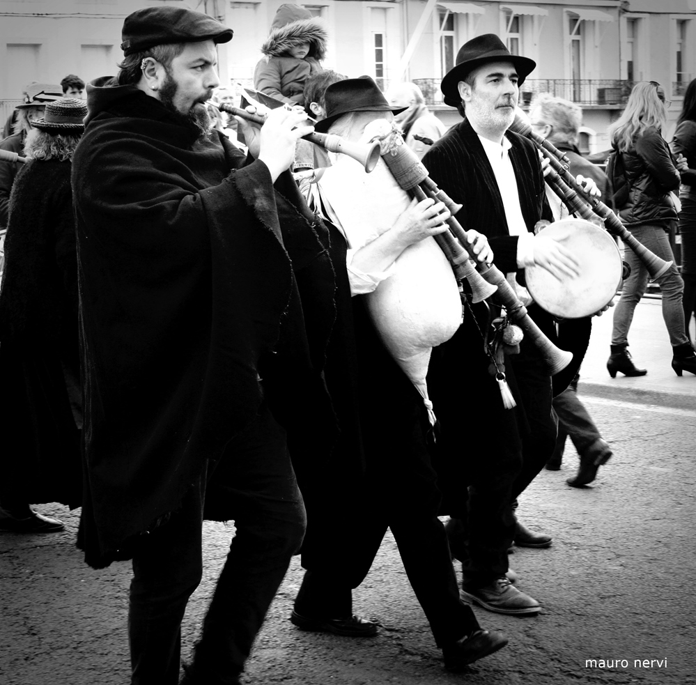 photo "tradition on the street" tags: black&white, 