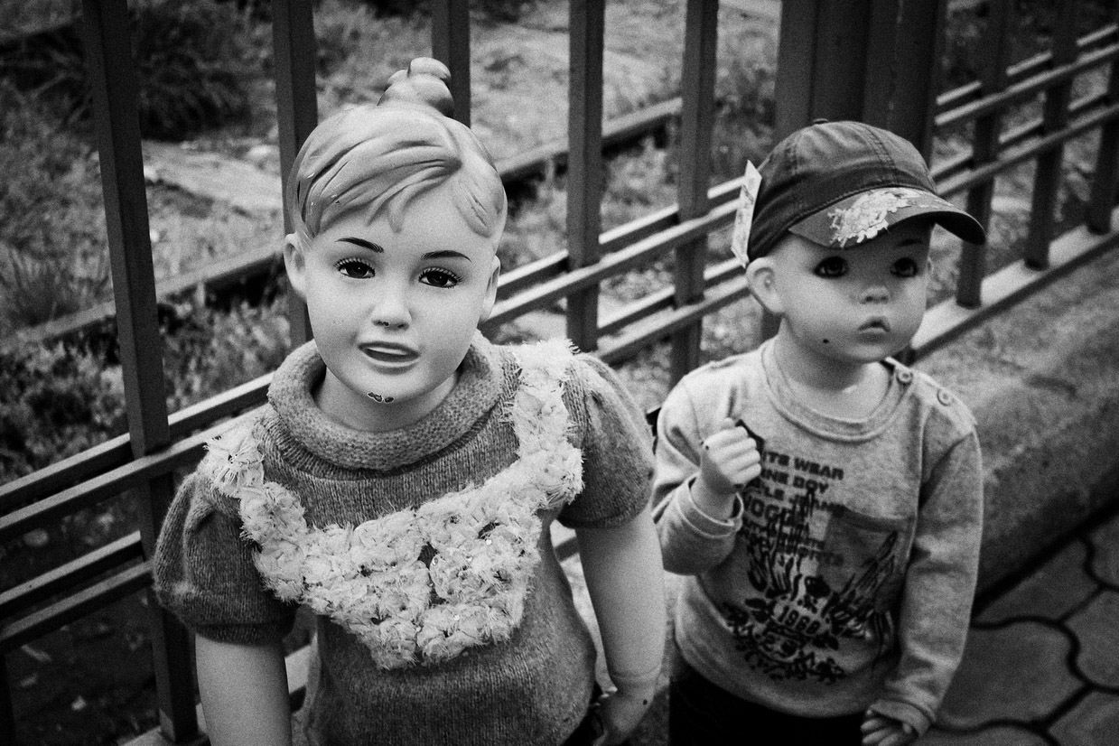 photo "говорящий взгляд" tags: misc., black&white, street, boy, children, look, девочка, манекен, манекены