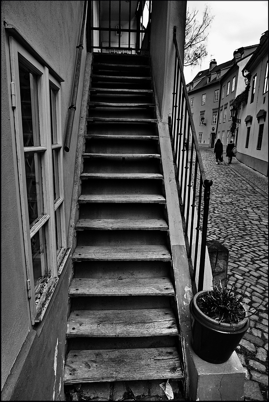фото "Лестница и улица" метки: черно-белые, Prag, Praha, Прага