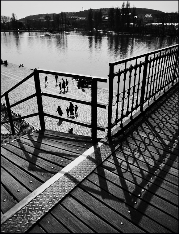 фото "Река, фигуры и перила" метки: черно-белые, Prag, Praha, Прага