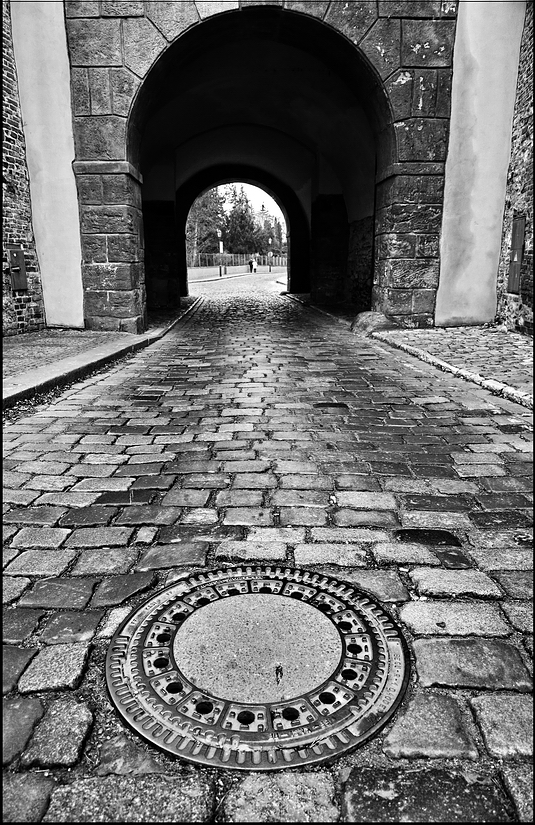 фото "Ворота и крышка люка" метки: черно-белые, Prag, Praha, Прага