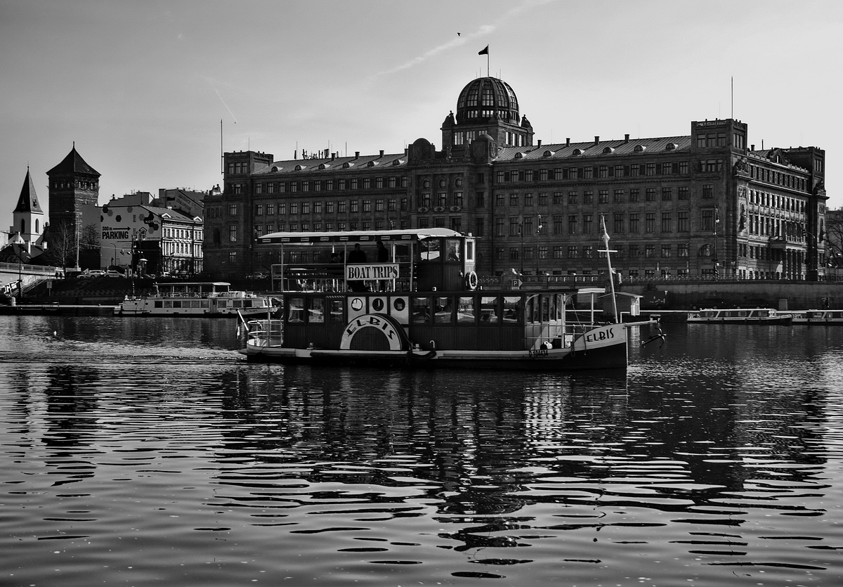 фото "Mаленький пароход и набережная" метки: черно-белые, Prag, Praha, Прага