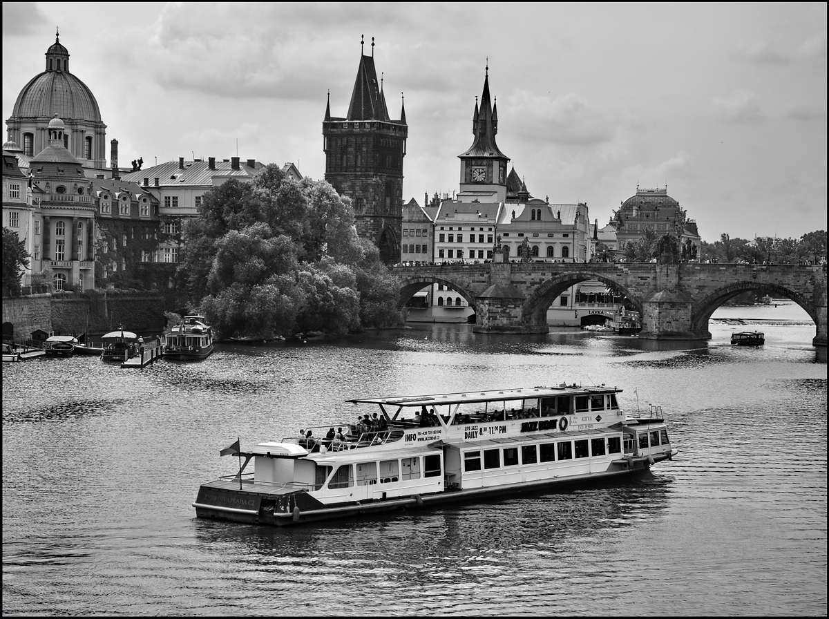 photo "Вид с моста" tags: black&white, Prag, Prague, Praha