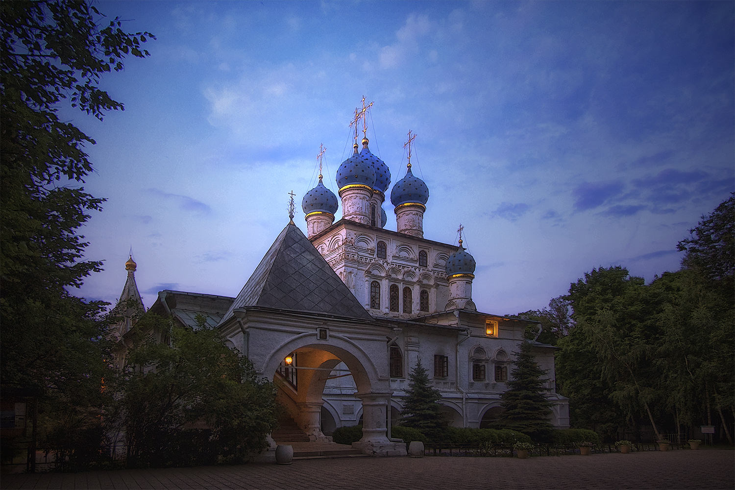 фото "Церковь Казанской иконы Божией матери, XVII в., ансамбль усадьбы Коломенское" метки: архитектура, вечерний парк, сумерки в городском парке, церковь