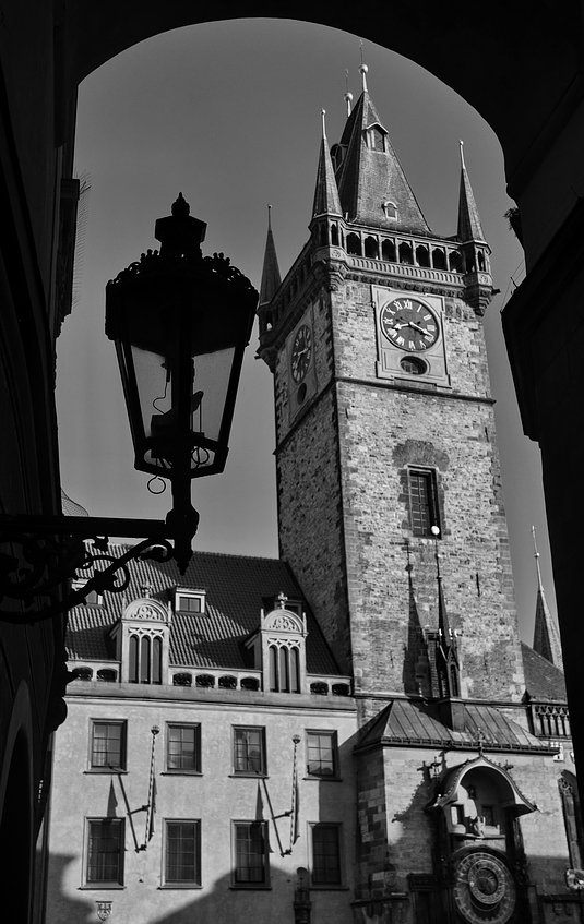 photo "Фонарь и башня" tags: black&white, architecture, Prag, Prague, Praha