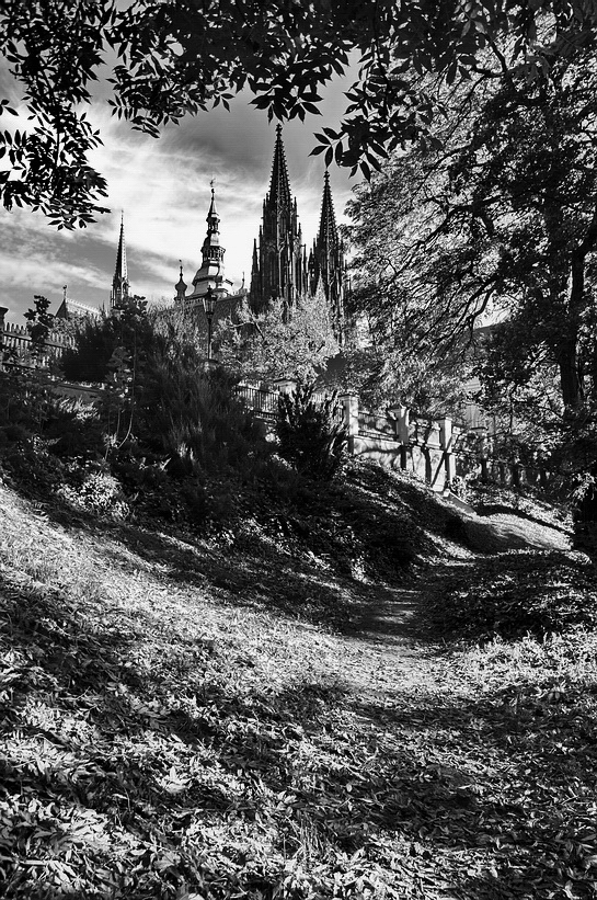 фото "Башни и дорожка" метки: черно-белые, Prag, Praha, Прага