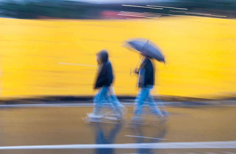 photo "***" tags: street, Europe, man, water, Литва, веринайс, двештуки, оченькрасиво, синий, стоитСТОуеИэтоСоСкидкой