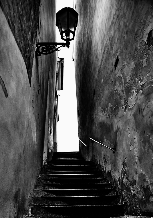 photo "Фонарь и лестница" tags: black&white, Prag, Prague, Praha