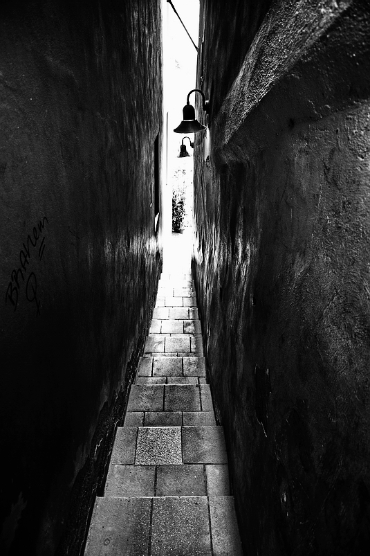 фото "Самая узкая улочка Праги" метки: черно-белые, Prag, Praha, Прага