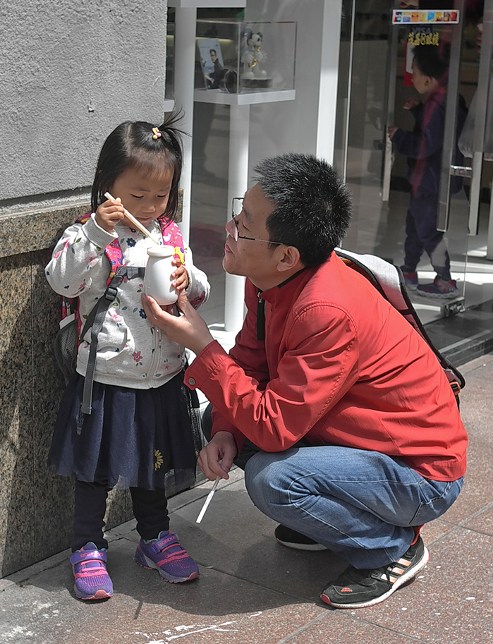 фото "Заботливый папа" метки: стрит-фото, Китай