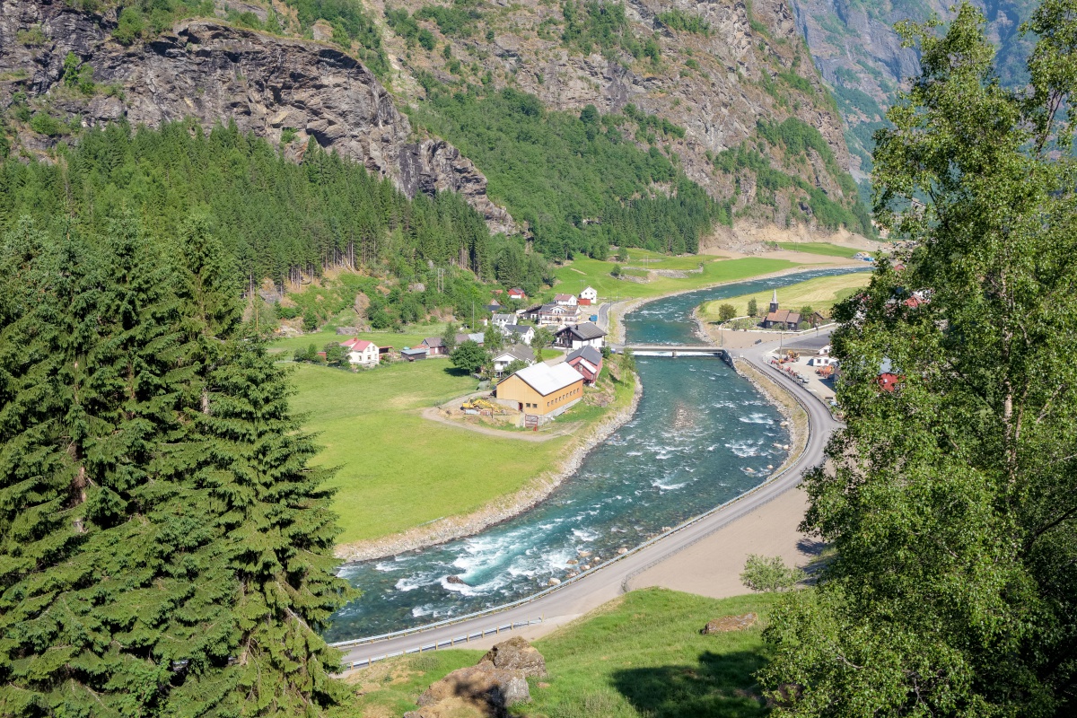 photo "***" tags: landscape, Europe, Norway, forest, mountains, river, road, домик, камни