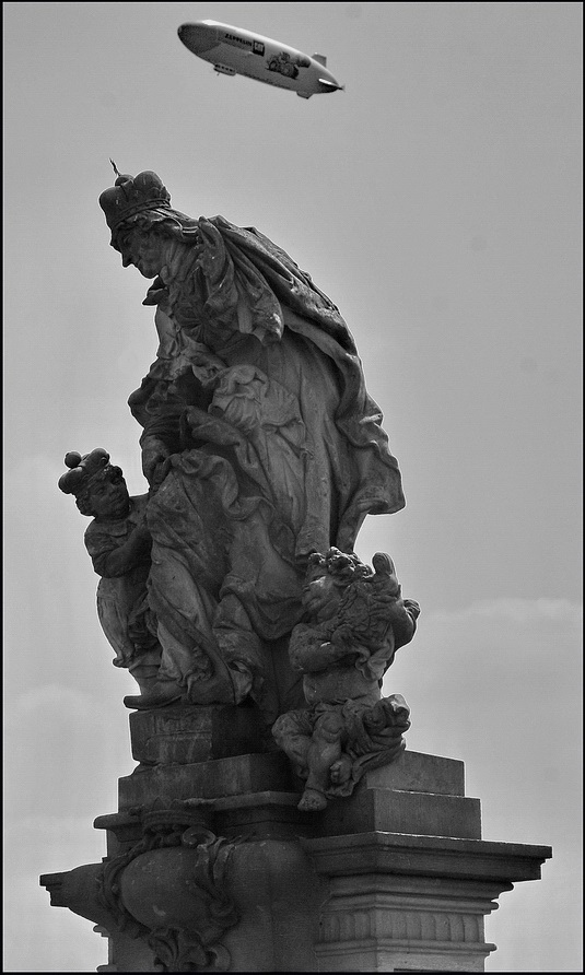 photo "Cкульпту́рная гру́ппа и дирижабль" tags: black&white, Prag, Prague, Praha