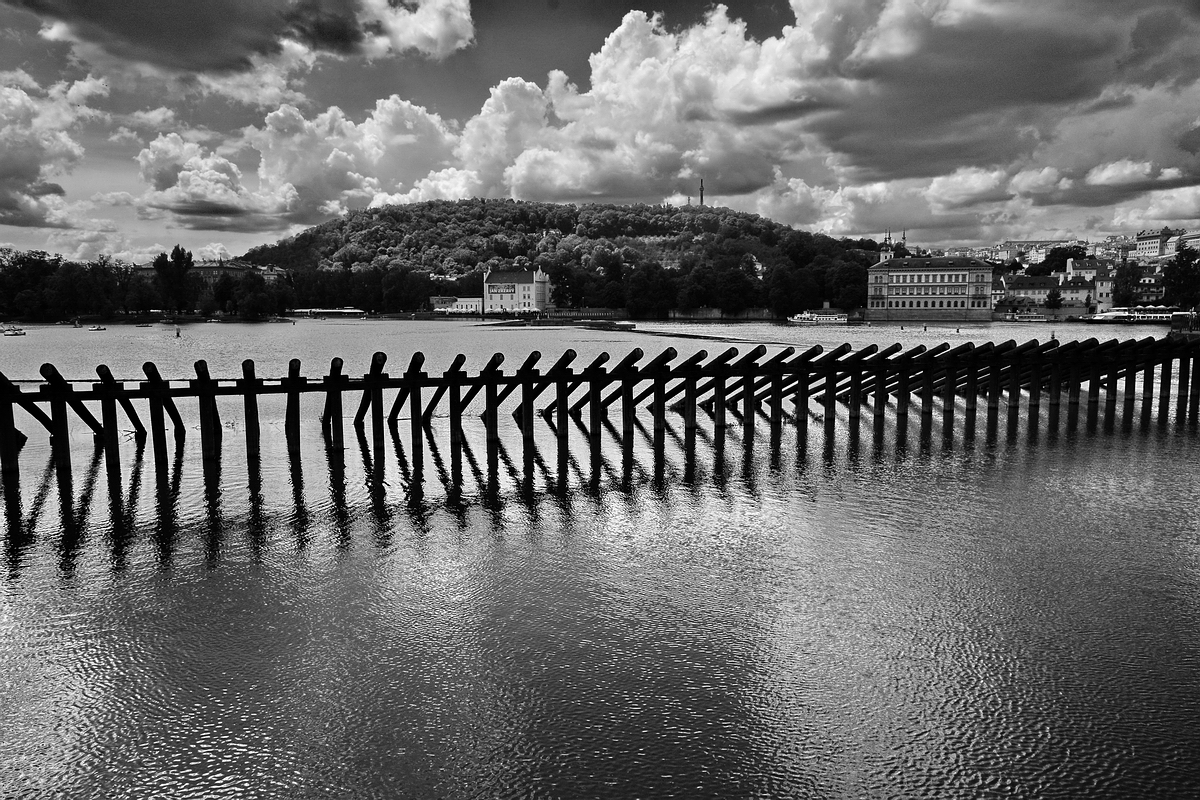 photo "Петршин и Влтава" tags: black&white, Prag, Prague, Praha