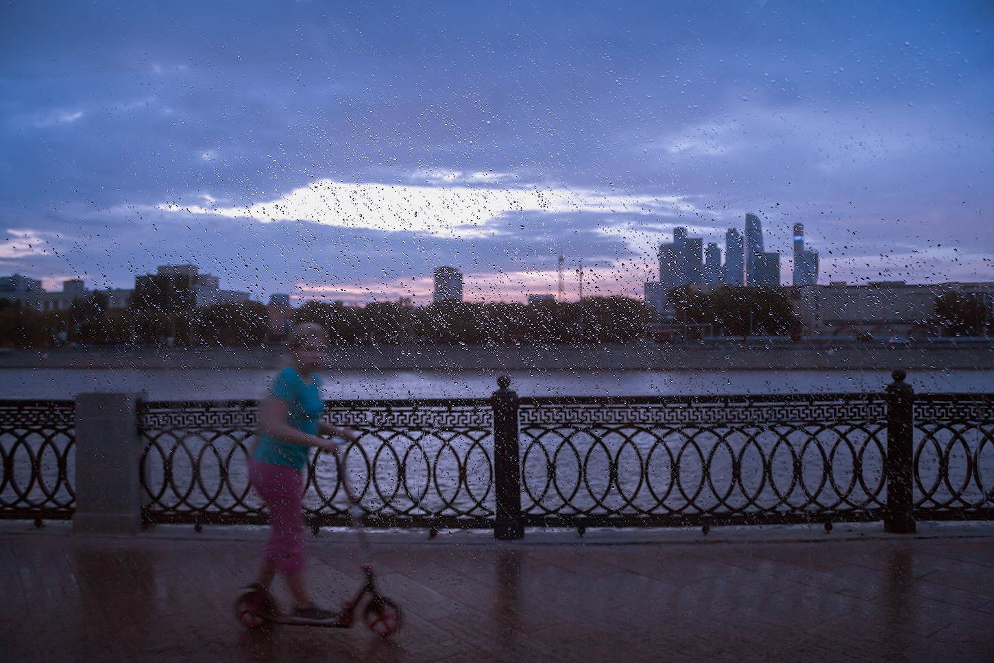 photo "***" tags: street, city, children, evening, rain, street