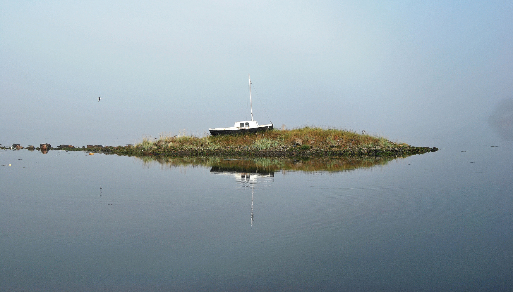 фото "На приколе." метки: пейзаж, море, остров, чайка, яхта