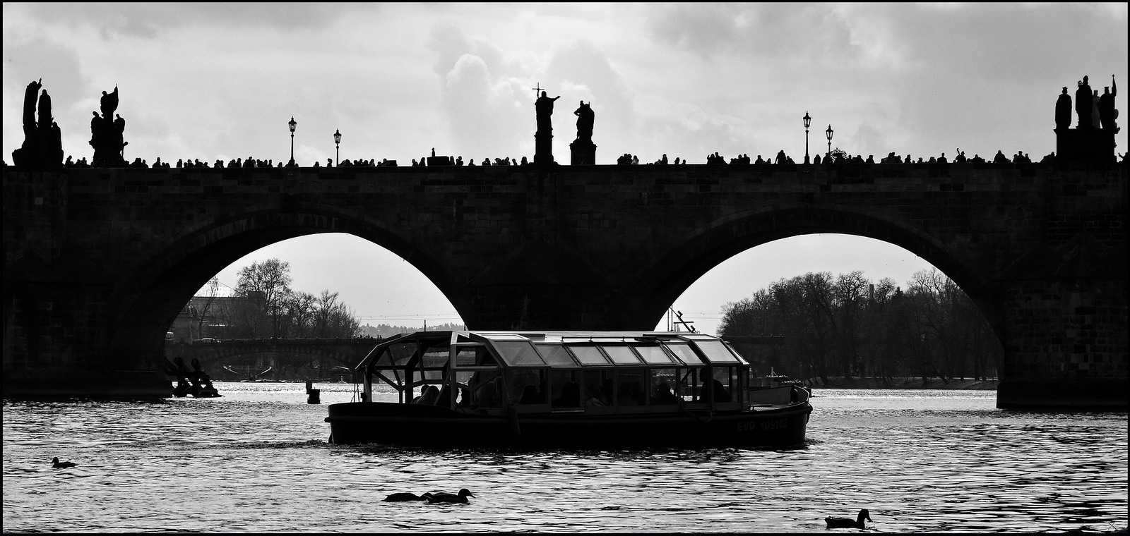 photo "Мост и судно" tags: black&white, Prag, Prague, Praha