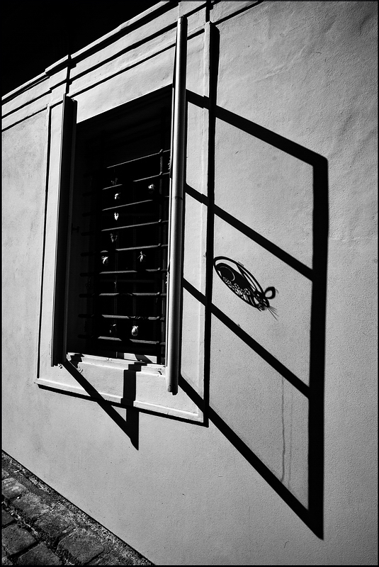 photo "Окно и тени" tags: black&white, Prag, Prague, Praha