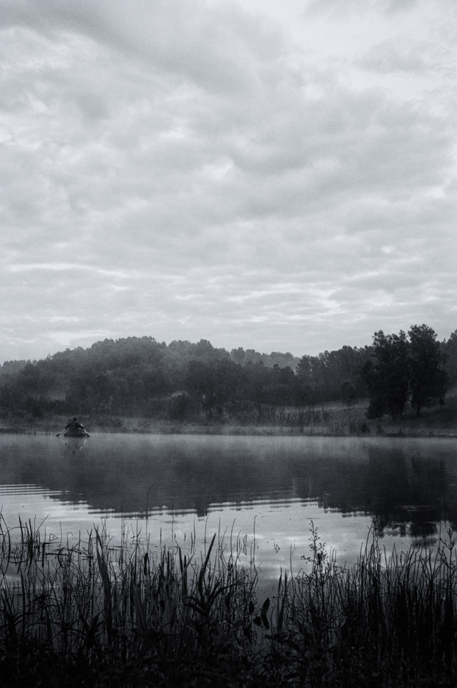 photo "***" tags: black&white, landscape, boat, bw, lake, рыбак