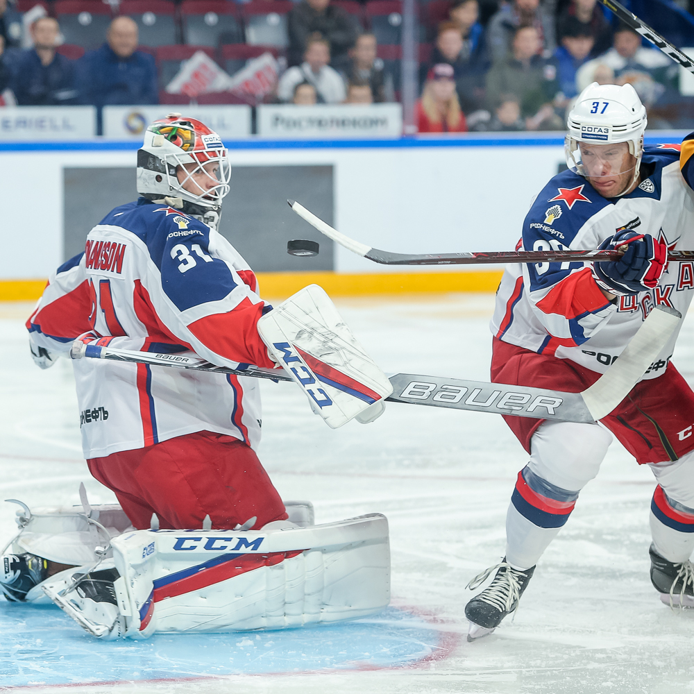 photo "dangerous flight" tags: sport, reporting, goalkeeper, hockey, puk, вратарь, хоккей, шайба