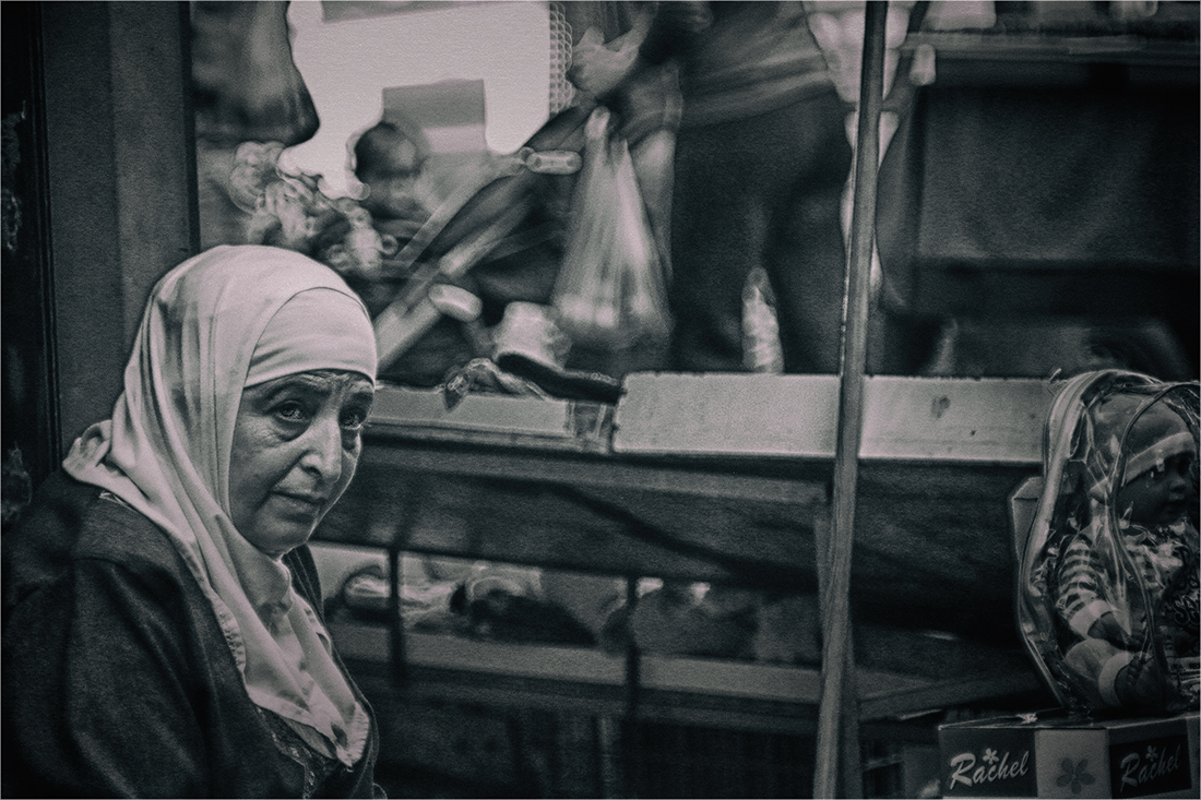 photo "Portrait of a saleswoman" tags: portrait, travel, black&white, Акко