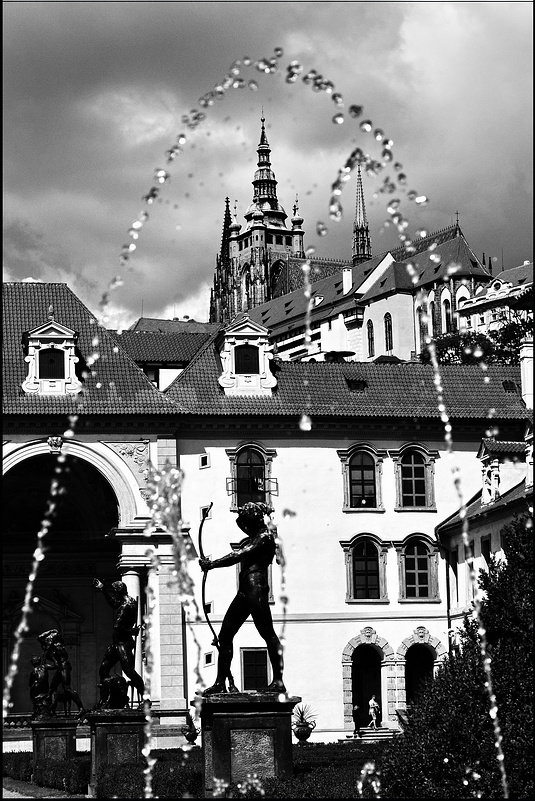 photo "Башни, скульптуры и фонтан" tags: black&white, architecture, Prag, Prague, Praha