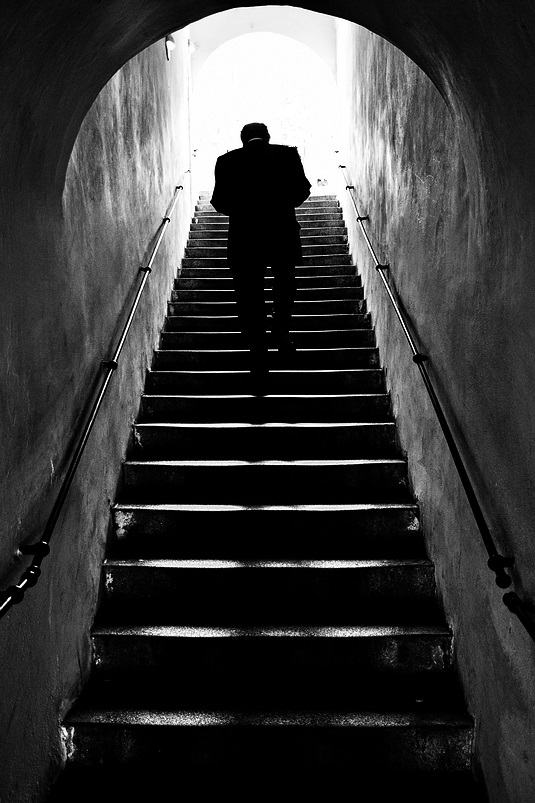 photo "Фигура и лестница" tags: black&white, Prag, Prague, Praha