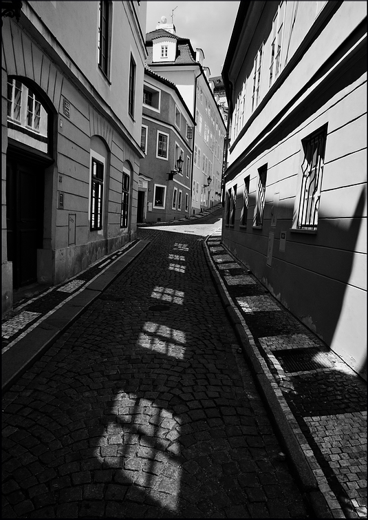 фото "Улочка и отблески" метки: черно-белые, Prag, Praha, Прага