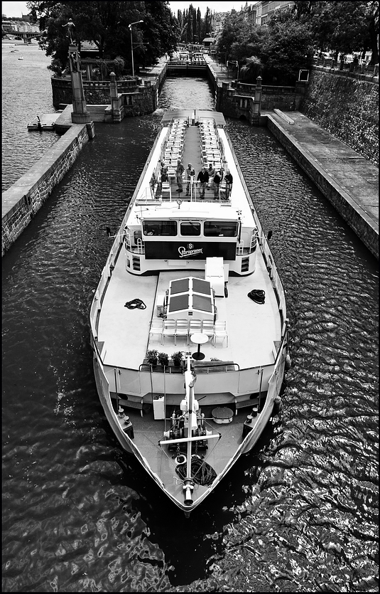 photo "Шлюз и пароход" tags: black&white, Prag, Prague, Praha