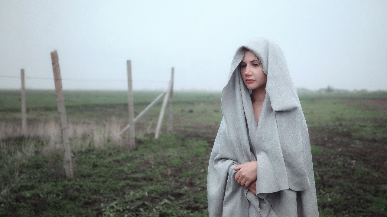 photo "Fog" tags: portrait, Landscape, Portrait, Russia, blonde, classic, cool, fog, fog, girl, hoodie, look, morning, morning, mysticism, raincoat, silence, балахон, блондинка, классика, мистика, плащ, прохлада, тишина