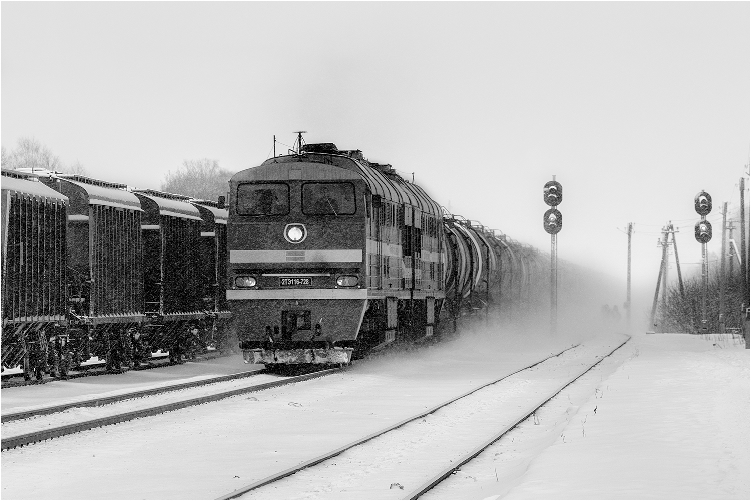 фото "..." метки: черно-белые, техника, пейзаж, железная дорога, зима, монохром, мороз, поезд, снег, человек