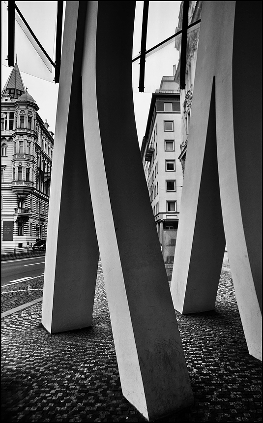 photo "Дома и столби" tags: black&white, architecture, Prag, Prague, Praha