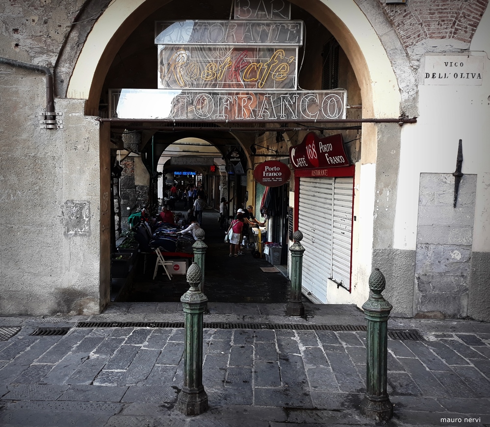 photo "old city: historical center in Genoa, Italy" tags: street, 