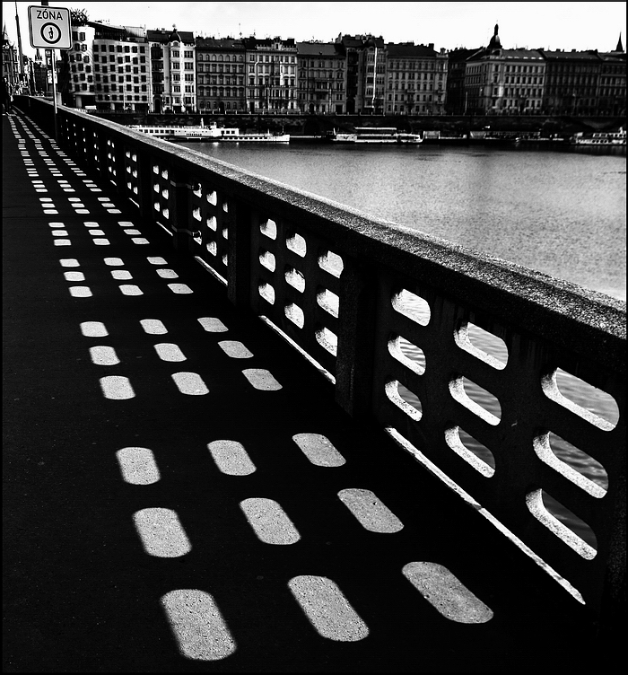photo "Вид через перила" tags: black&white, Prag, Prague, Praha
