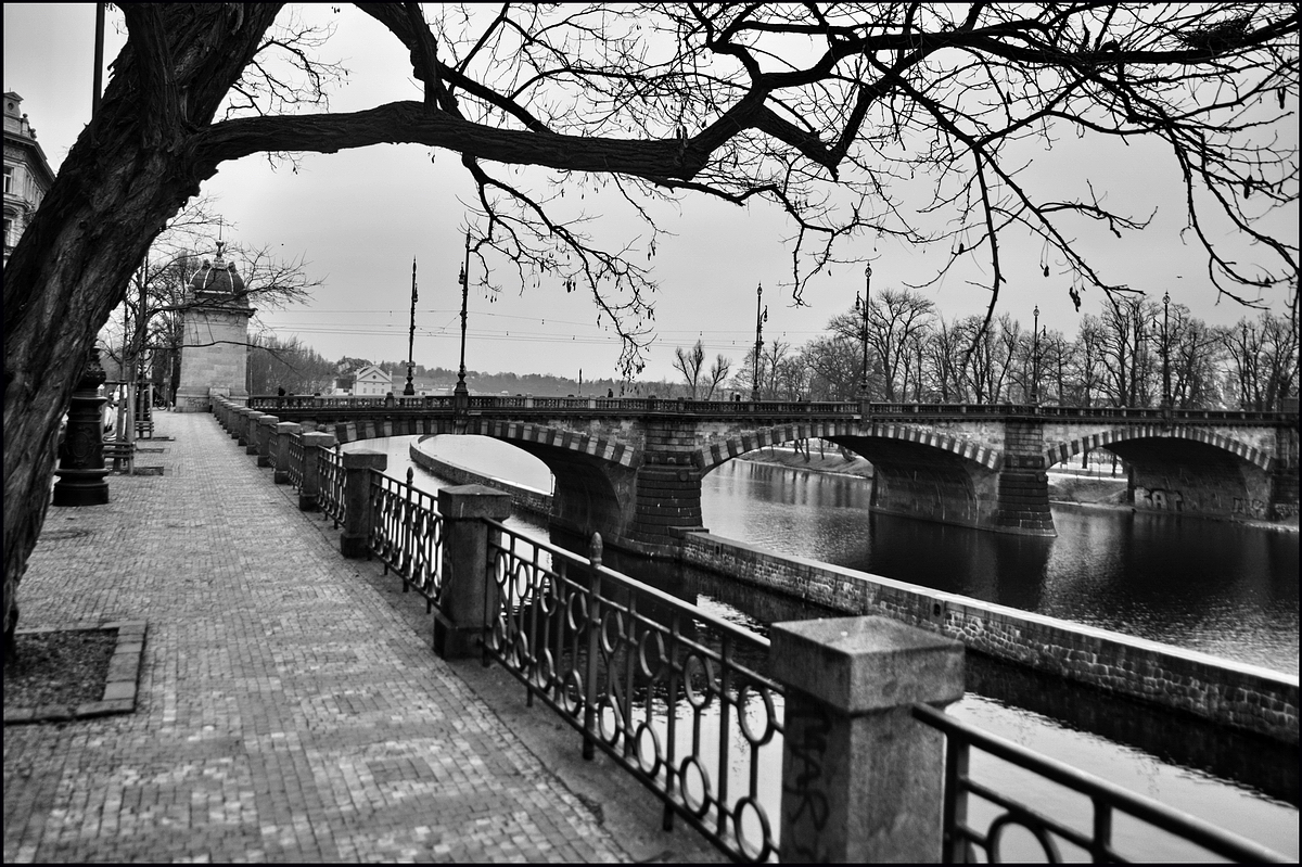 photo "Набережная и мост" tags: black&white, Prag, Prague, Praha