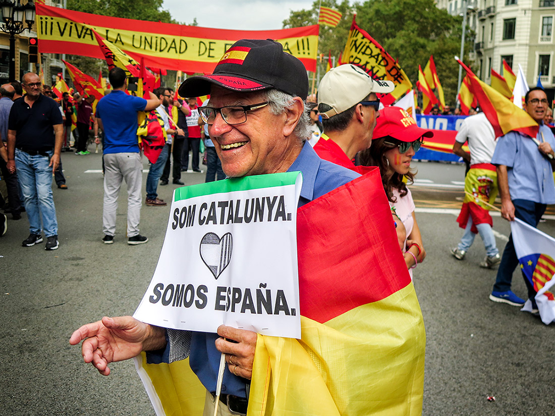 фото "День Независимости Каталонии" метки: жанр, портрет, стрит-фото, spain, Барселона, Испания, Каталония, краски, мужчина, очки, праздник, улыбка, флаг