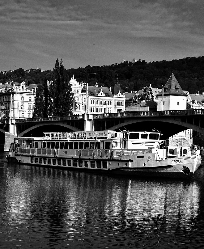 photo "Дома, мост и пароход" tags: black&white, Prag, Prague, Praha