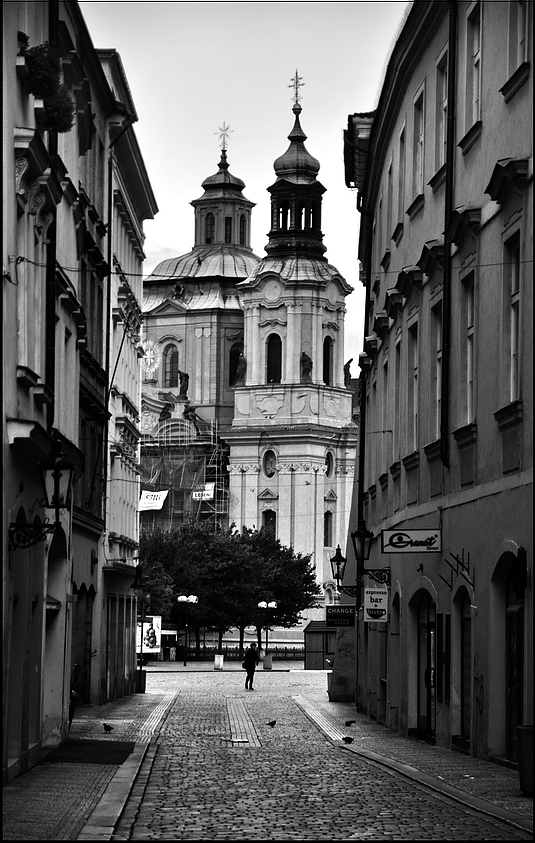 фото "Kостёл и улица" метки: черно-белые, Prag, Praha, Прага