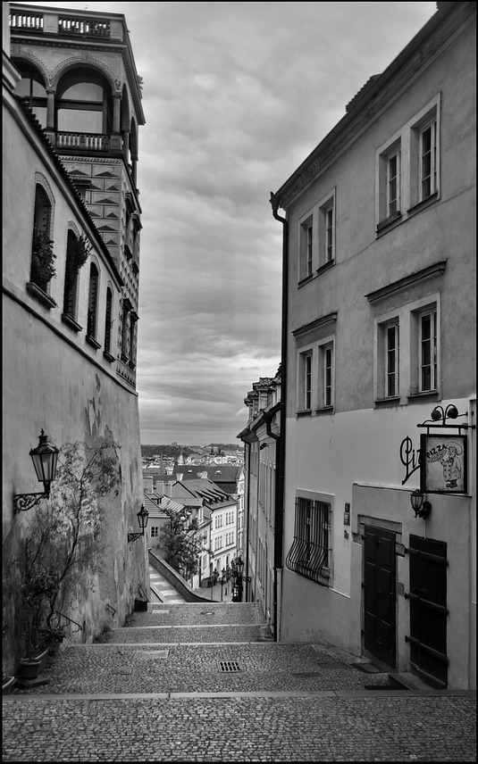 photo "Вид с лестницы" tags: black&white, Prag, Prague, Praha