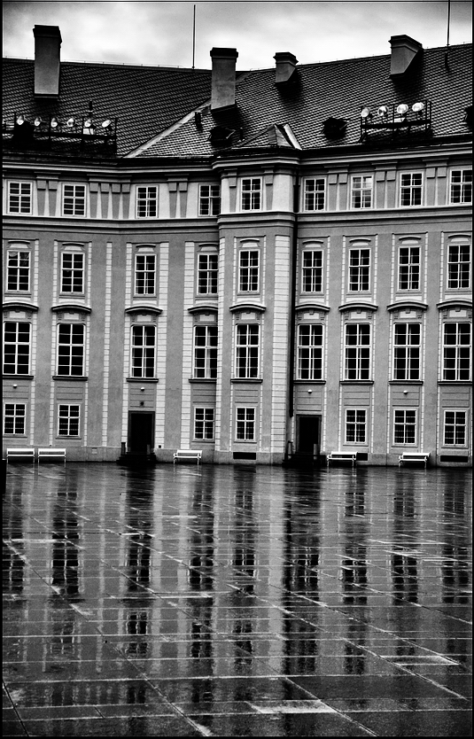 photo "Oкна и мостовая" tags: black&white, Prag, Prague, Praha