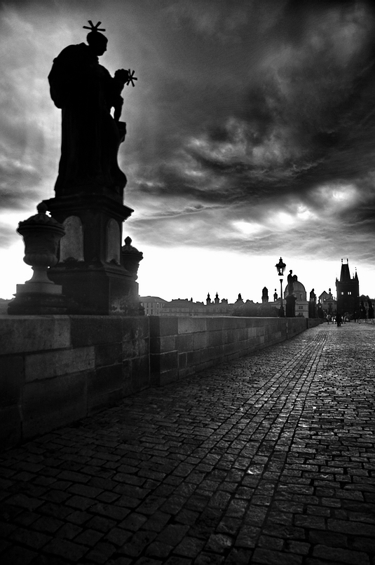 photo "Шторм приближается" tags: black&white, Prag, Prague, Praha