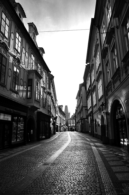 photo "Пустая улица" tags: black&white, Prag, Prague, Praha