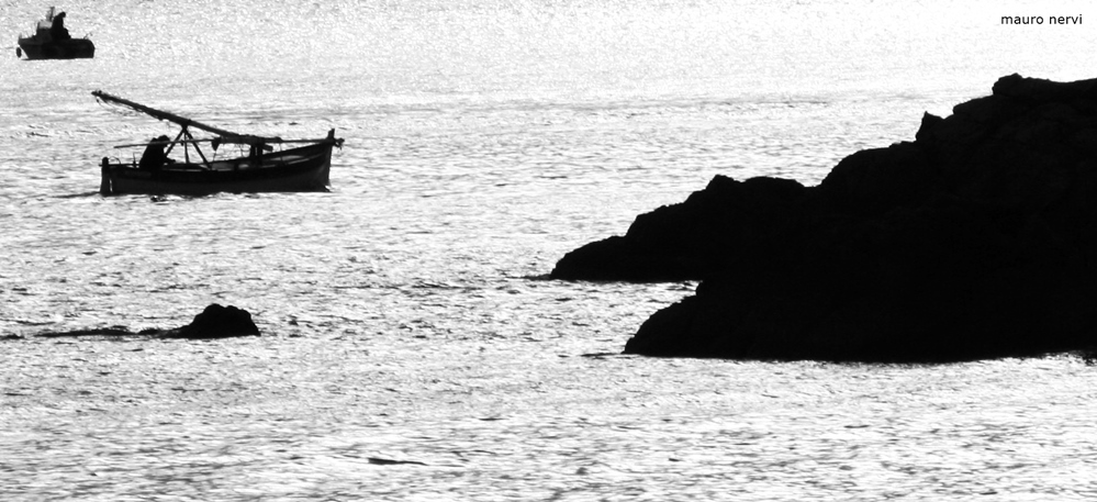 photo "boat and rocks" tags: black&white, 