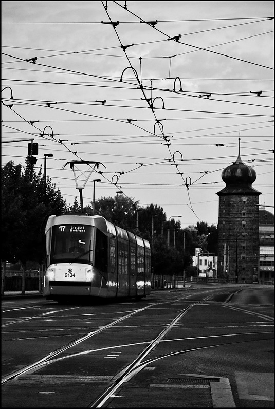 photo "Трамвай и башня" tags: black&white, Prag, Prague, Praha