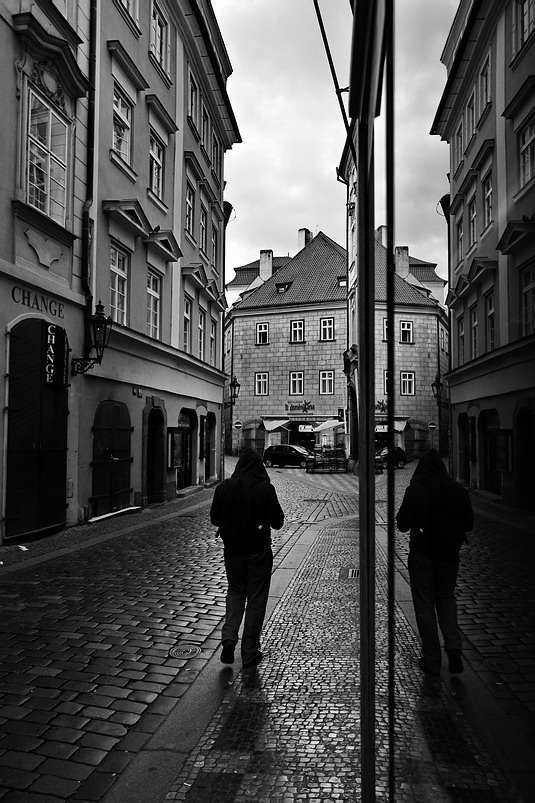 photo "Улица и отражение" tags: black&white, Prag, Prague, Praha
