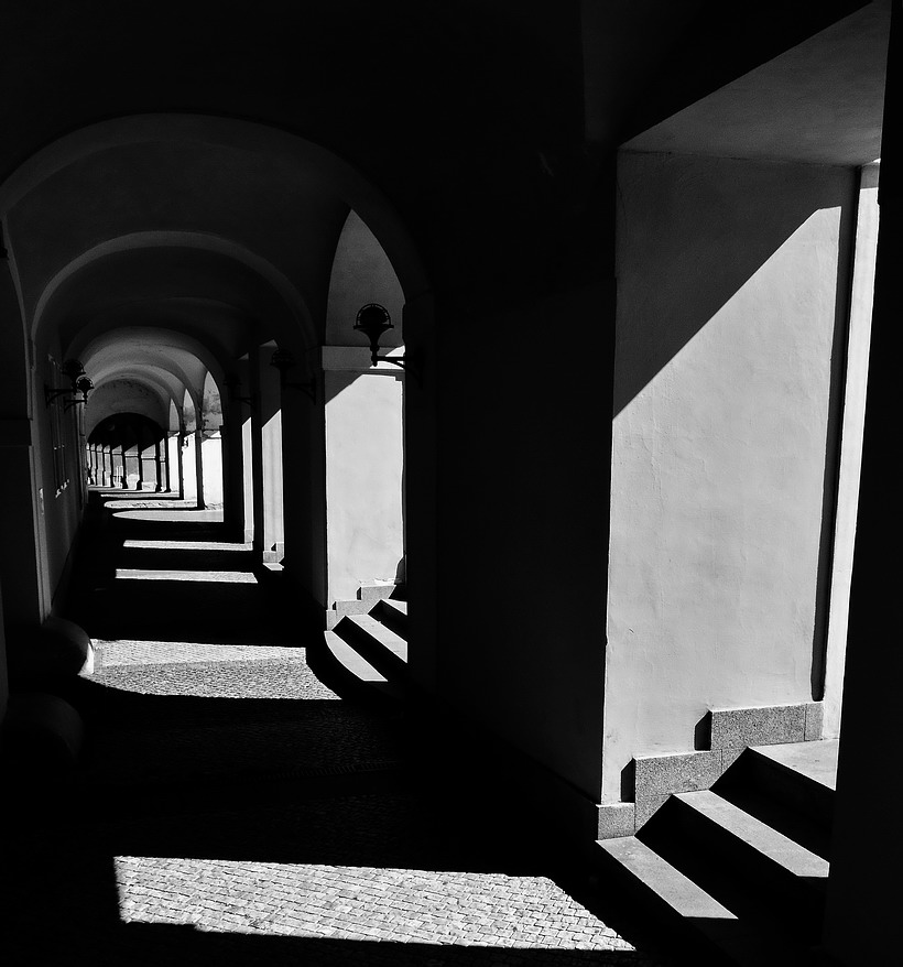 фото "Cвет и тени в аркаде" метки: черно-белые, Prag, Praha, Прага
