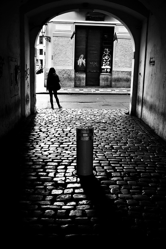 photo "Проезд и фигура" tags: black&white, Prag, Prague, Praha