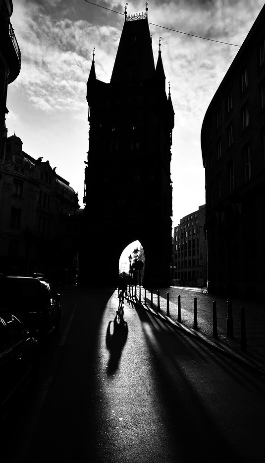 photo "Башня и велосипедист" tags: black&white, Prag, Prague, Praha