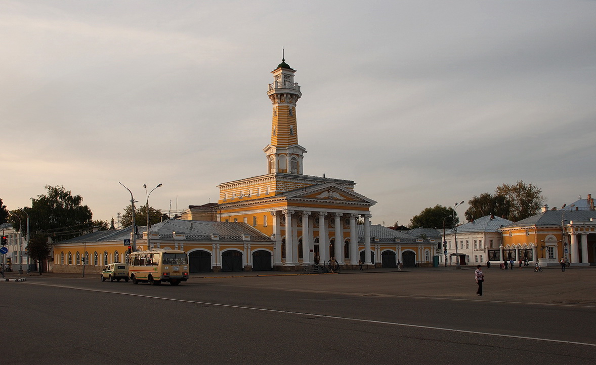 фото "А в Костроме всё спокойно..." метки: путешествия, стрит-фото, Ивана Сусанин, кострома, площадь, пожарная каланча